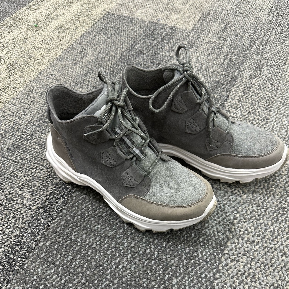 Sorel WOMEN'S KINETIC BREAKTHRU CARIBOU SNEAKER BOOT Size-8 1/2 
Style-NL4903052